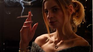 Art of Smoke: Eve’s Elegant Cigarette Performance
