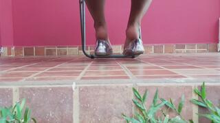 Latina performs a frenetic FLIP-FLOP dancing!