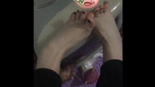 LOOKALIKE FEET ARE SIMILAR PIANO TOES