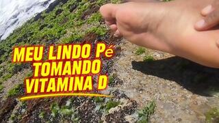 Meu lindo pe tomando banho de Sol na praia