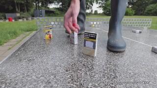 Rubber boot and leggings crushing on a table tennis table - Gummistiefel- und Leggings-Crushing auf Tischtennisplatte