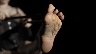 Ballet boots and very large calluses (720p)