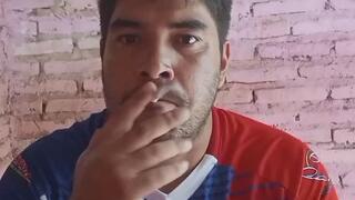 Fetiche de fumar- aprendiendo a fumar en un baño público.