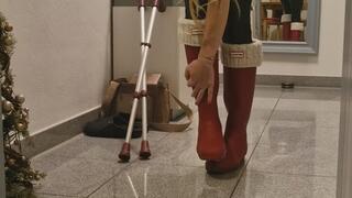 Walk on crutches with my hunterboots