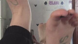 4WAY SHOT FEET ON A MIRROR