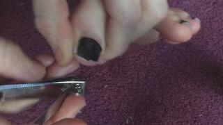 RIGHT FOOT CUTTING MY TOE NAILS