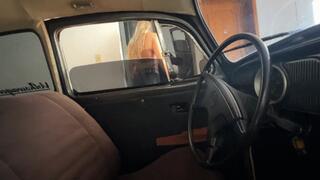 Jarlyn drives a problematic Beetle in high heels