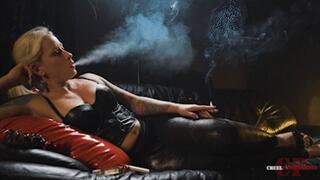 Smoker in a leather corset 4K MP4