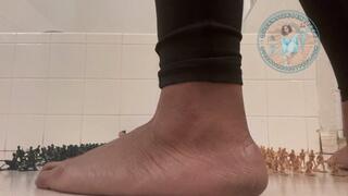 Feet & Destroy 300 Army Men Crushed - Queensizesexyfeet