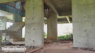 Brincando com minha bunda grande na construção