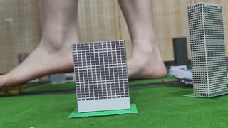 Part two of the giantess Yu Yu in golden high heels, leveling the city