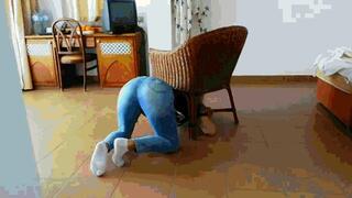 Get stuck under the chair in jeans WMV