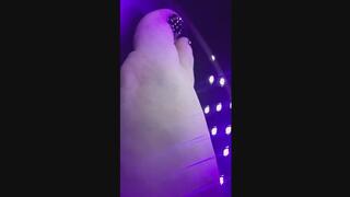 BLACK LIGHT BLACK GEL TOE POLISH RIGHT FOOT