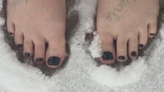 COLD SMALL FEET MELTING SNOW WITH BODY HEAT