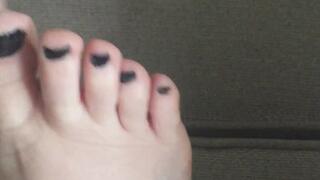 ME W FEET ON TA COUCH