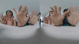 3DVR180 YIDE MARTINA shows off her sexy finger