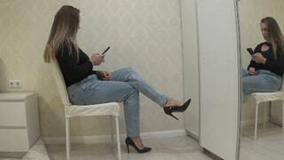 Toetapping in ligth blue jeans 13