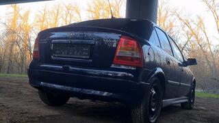 shaking, bouncing and moving back and forth the car while i jump in it