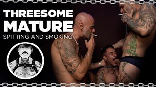 THREESOME - BLOWJOB - SPITTING - SPIT - BIG DICKS - MATURE - TATTOOED MAN - MATURE MEN - SMOKING