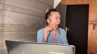 Office yawning, the boss has had enough! wmv
