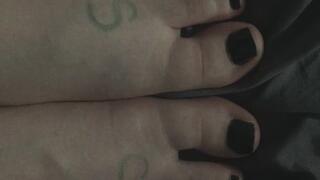 FEET ON QUEEN SIZE FITTED BEDDING