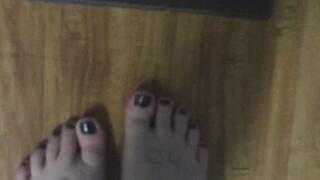 BLONDE HARDWOOD FLOOR RIGHT FOOT BLACK GEL NAIL POLISH