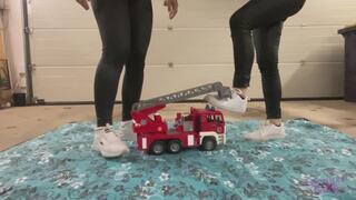 Sneaker-Girl Clara & Vivien - Fire Toy Truck Crush