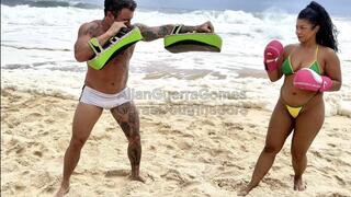 #119. Treinamento de luta mulher de biquíni treina luta chutes, socos, joelhadas com seu técnico na praia Inara a Doutrinadora e Allan Guerra Gomes