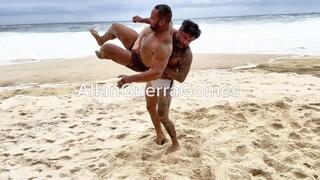 #120. Lutando na praia surfista contra bodybuilder Allan Guerra Gomes contra Tauã Big com quedas, levantamento de pessoas, e luta na água