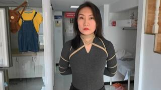 The Chinese-style neck-tying and placement of the girl in short boots (Chinese Model)