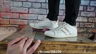 Jeu papier bulles et baskets vue rapprochée