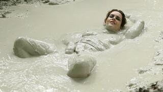 Jessica - Mud is Fun!