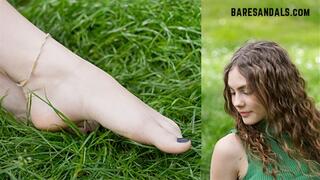 Katja moving barefoot on the grass - Video update 13297 HD