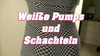 White pumps and boxes - Weiße Pumps und Schachteln