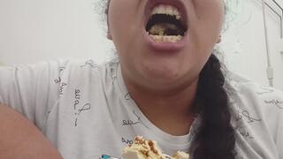 ASMR fetichista: alfajor , boca abierta y lengua.