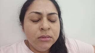 Bostezos con boca cerrada y mirada agotada.