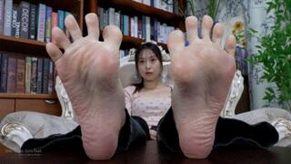 Beautiful girl Dajia showing off her big sexy foot72 HD