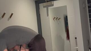 Behind the scenes . Saskia lifts Chris . Hotel lift n carry session