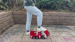 Sneaker-Girl Doro - Big Fire Toy Truck Crush