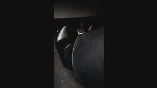 Dopo aver guidato ad alta velocitò con stivali alti con tacco senza collant arrivo a casa con i piedi molto molto sudati li lavo sotto la doccia.