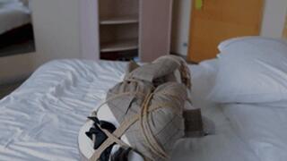 hui09 - A white-stockinged JK girl is bound to the bed with ropes.