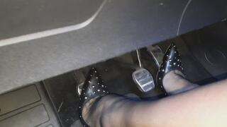 Decollete tacco a spillo 13 cm , collant velato trasparente nero 8 Den , la mia immancabile cavigliera e 10 min di revving.