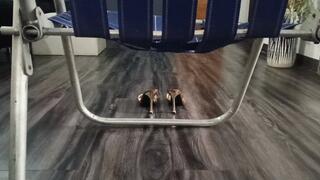 She didn't realize she was being recorded while scratching the soles of her feet (8)