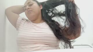 Jugando con mi cabello largo.