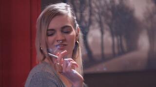 Carly Rae smoking all white 100s and loves to double pump