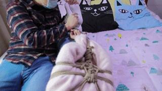 hui13 - The constraint of skinny jeans and white socks