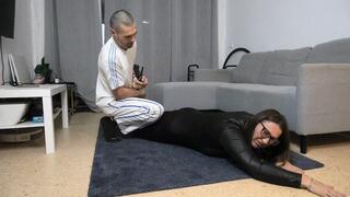 Man holds legs ORDER b