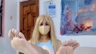 Sole display and barefoot balloon play ……… KITTY