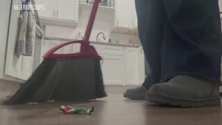 Giantess Ends Three Tinies Cleaning Kitchen