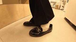 Amelie has her shoe stolen at the store and drives home wearing just one shoe